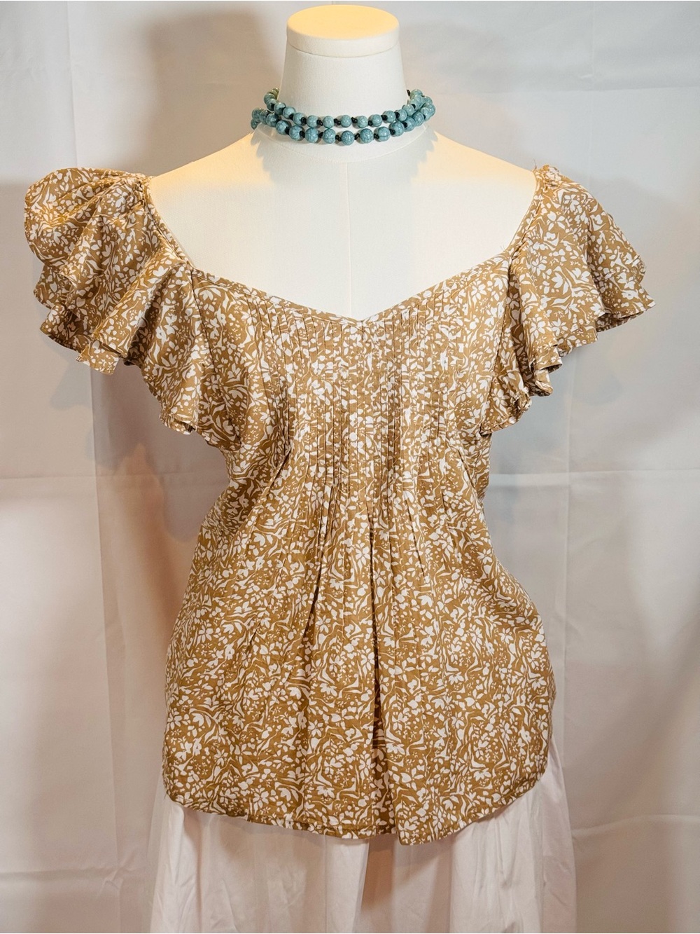 Adorable ~ Women’s Ruffle Baby Doll Top in tan and white Floral